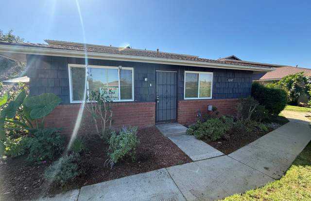 Beautiful updated 2 bedroom 1 bath Condo in the heart of Lakeside Gallery 1