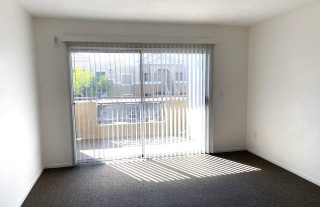1 Bedroom 1 1/2 Bath. 2nd floor of a well-kept, peaceful, quiet community - Russell/Buffalo Gallery 4