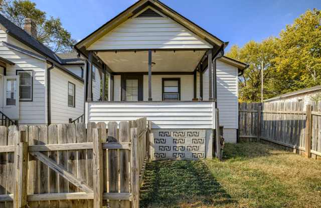 Cozy 2 Bedroom With Fenced Yard & Parking, Minutes from Old Market!! photos photos