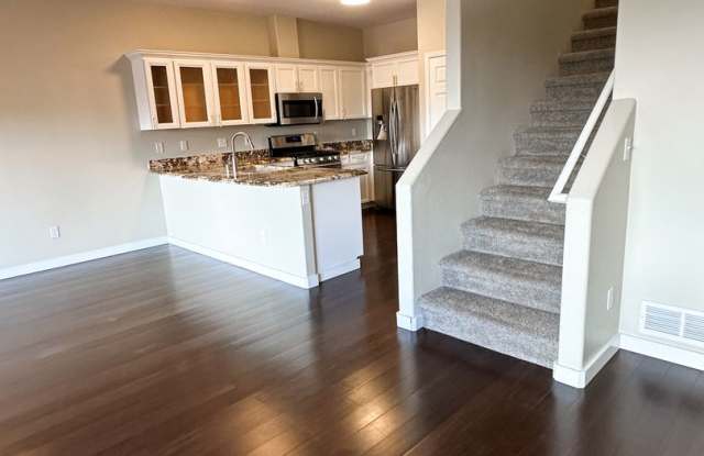 LAKE FRONT VIEWS| TWO CAR GARAGE| HUGE MASTER BEDROOM| JACUZZI TUB Gallery 4