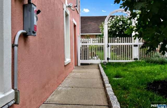 112 Pink Street Gallery 3
