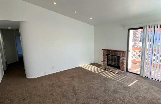 Beautifully Remodeled 2-Bed Condo with Private Patio in Casablanca photos photos