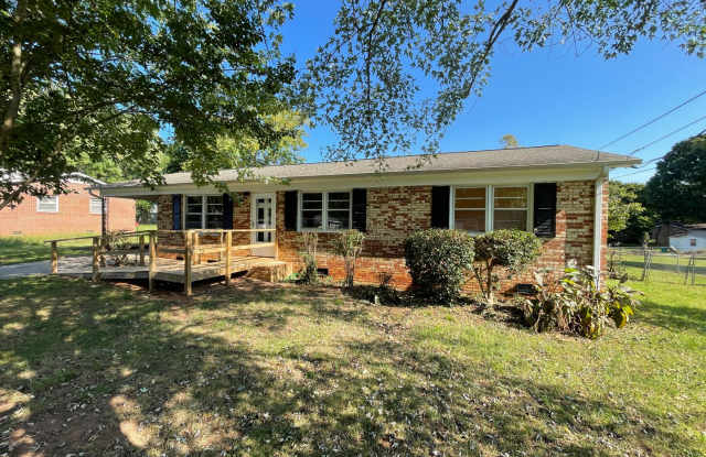 3 bedroom 1 bath house available. Pet friendly! Fenced lawn! photos photos
