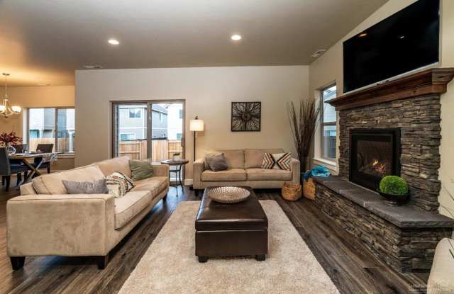 $500 off 1st month's rent! Newer SE Bend House w/A/C & Gas Heat, 3 Bdrms, 2.5 Baths, 2093 Sq Ft,  Gas Fireplace, Access to Pool Gallery 4