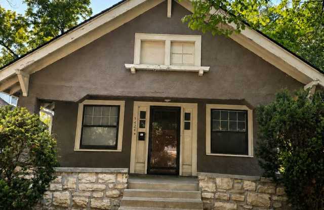 Charming 2 Bed, 1 Bath Home in Prime Kansas City Location Near Plaza & Brookside photos photos