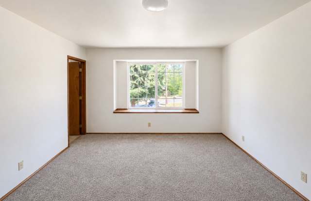 *Available Now* Bright and sunny 2 bed with office space and large yard, pets allowed! Gallery 4