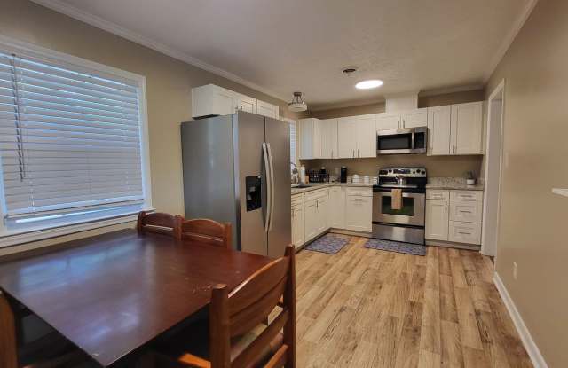 3 Bedroom, 1 Bath Furnished Ranch Style Home Gallery 3
