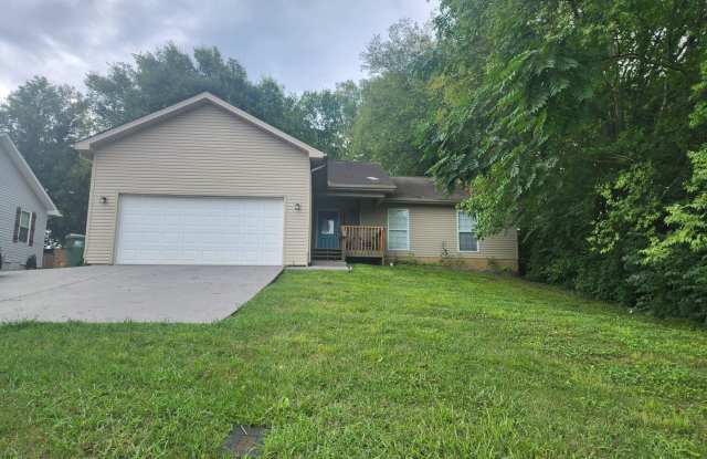 City of Maryville 37804 - 3 Bedroom, 2 Bath home with a Fenced Yard - Call Tom Parry to 865-607-3649 to apply or tour the property. - 1414 Wales Avenue, Maryville, TN 37804