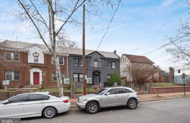 1526 V Street SE unit: 2 photos photos