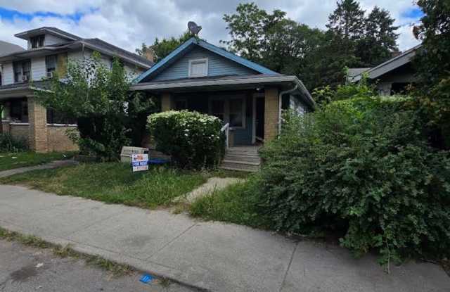 Spacious Two Bedroom Duplex Near New York St and East Washington St photos photos