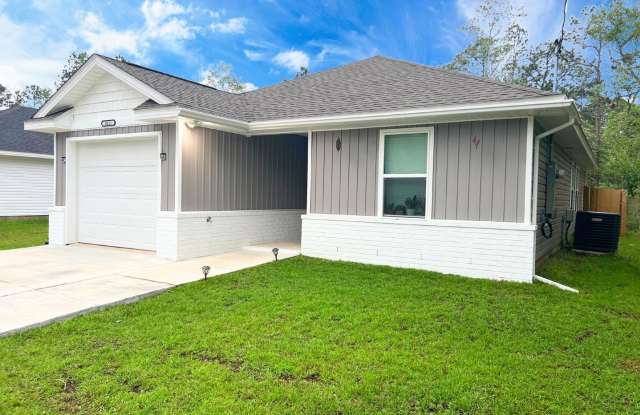 Beautiful, Functional, 3/2 Open Floor Plan! - 3021 North 36th Avenue, Avalon, FL 32583