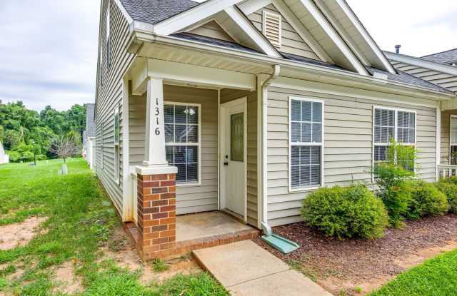 Great 3 BEDROOM, END UNIT townhome in desirable Olde Towne! Gallery 3