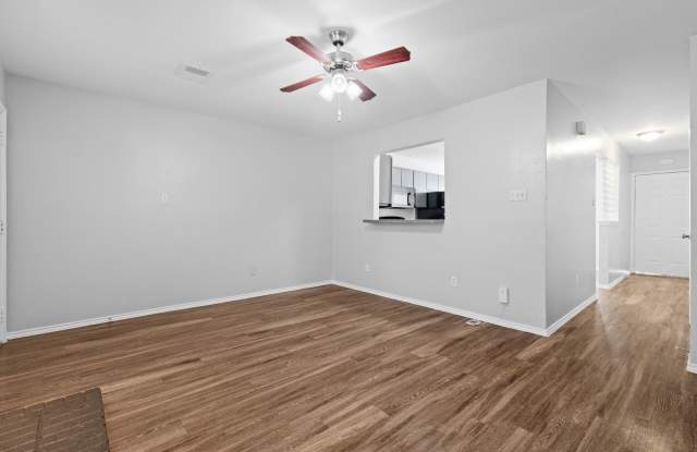 RIVER CROSSING TOWNHOME - 2BD -2.5BA - GREENBELT VIEW - WASHER/DRYER - RESERVED PARKING Gallery 4