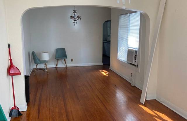 North Hyde Park Three Bedroom Bungalow in Plant High School District Gallery 4