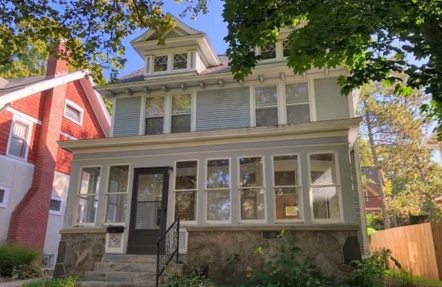 338 Hampton SE - Heart of Eastown! Off street parking, water included. photos photos