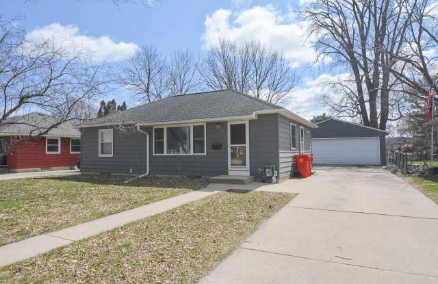 Charming SW Rochester home with fenced yard! - 808 Memorial Parkway Southwest, Rochester, MN 55902