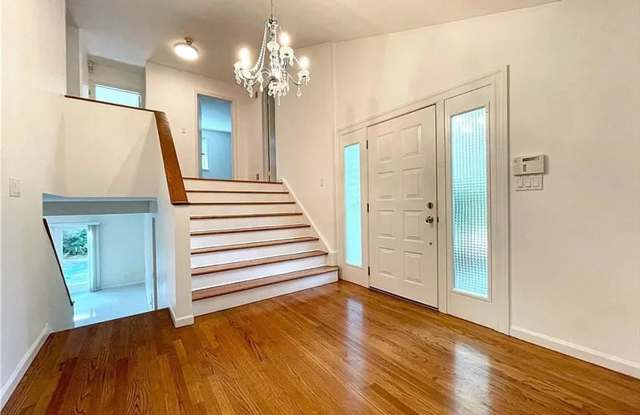 Spacious 4 Bed / 3.5 Bath Scarsdale Home with Bedroom Suites, Fireplace, Deck & Private Yard - SHORT TERM RENTAL AVAILABLE UNTIL June 30, 2027 Gallery 3