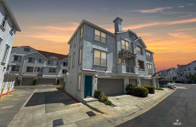 Beautiful 2B/2.5BA Townhouse in Oceanside w/ Washer/Dryer, Attached Garage, and AC! photos photos