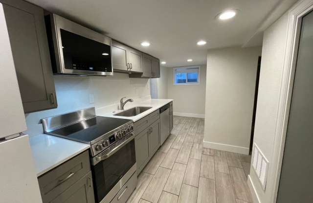 Renovated 2-Bed Retreat in Prime Englewood | Steps from City Center, Light Rail & Hospitals Gallery 4