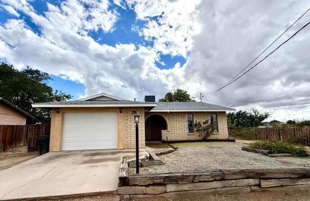 Updated 2 Bedroom Home Near Hualapai School – Open Floor Plan & Fenced Backyard! Gallery 3