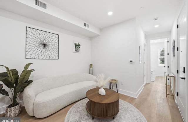 705 QUINCY Street NE Gallery 4
