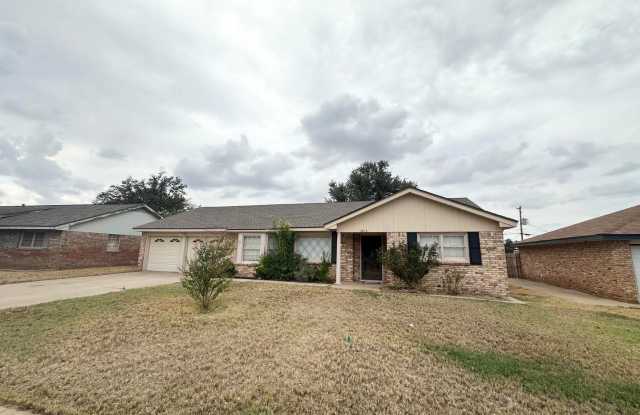 3 Bed 2 Bath Center of Town Gallery 1