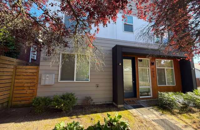 Fully Furnished - 9 Bed 3 Bath U-District Home! Gallery 3