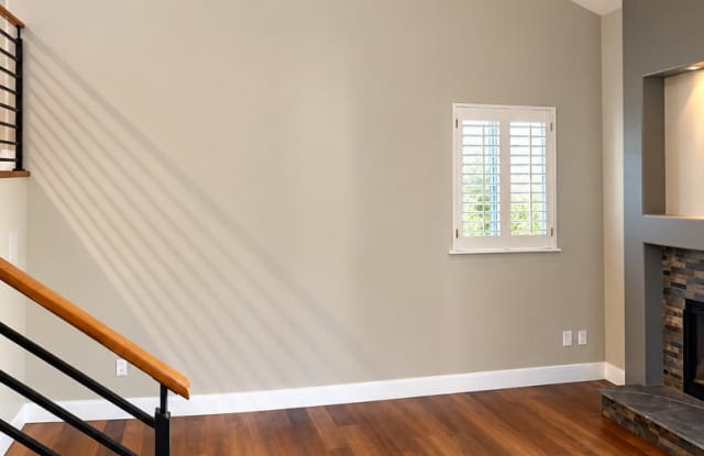 **$1500 OFF 1ST MONTH RENT!**BEAUTIFUL 2 BEDROOM 2 BATHROOM TOWNHOUSE WITH ATTACHED GARAGE INCLUDED! Gallery 4