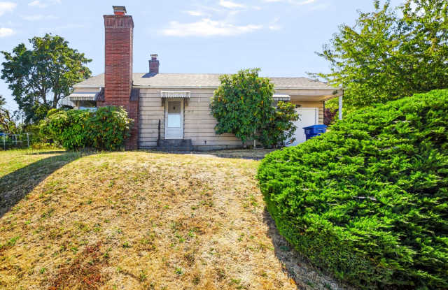 Charming Seattle Home with Sizable Yard, Private Garage, Yard & In-Unit Laundry photos photos