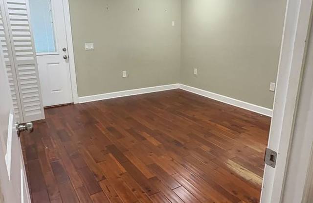 411 Charming 1-Bedroom Cottage in the Heart of Gainesville! Gallery 1