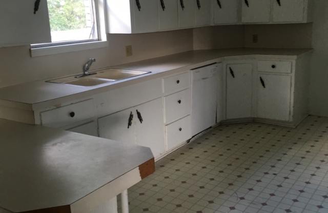 GREAT BRICK HOME ON LARGE LOT photos photos