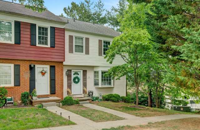 Lovely 3 BR townhome with Community Pool; convenient SwoCo location! Gallery 1