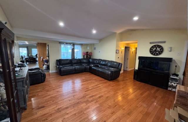 Beautifully Remodeled 4 bedroom off the River in town Gallery 4