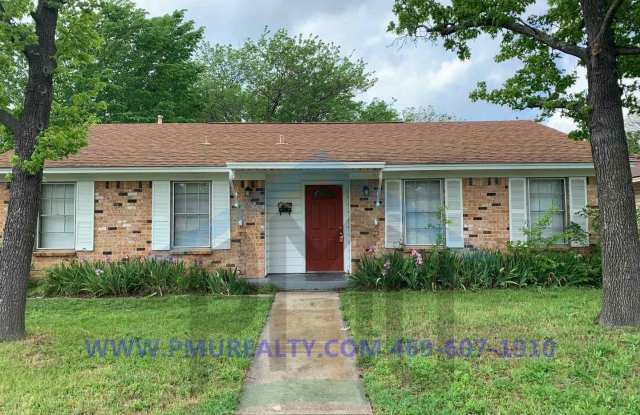 AVAILABLE NOW!!! 3 Bed 1 3/4 Bath in Duncanville - 419 Lou Avenue, Duncanville, TX 75137