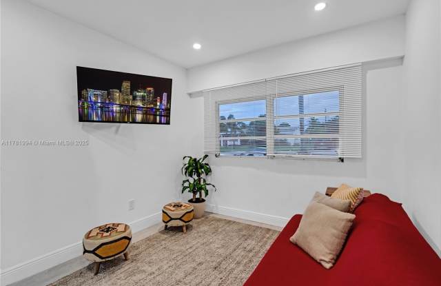 1165 SW 4th Ter photos photos