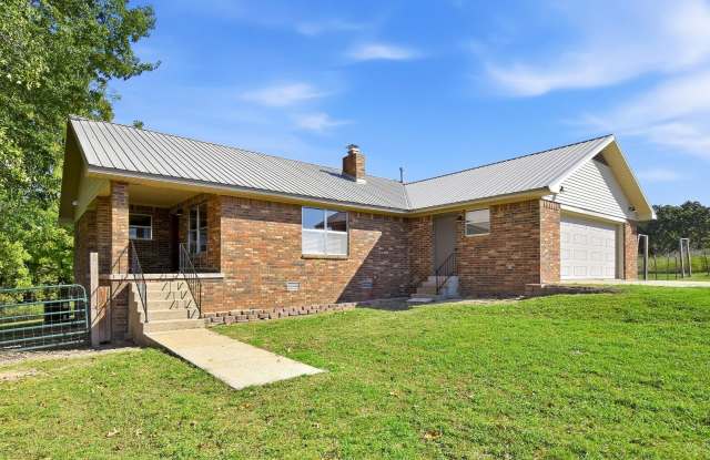 Stunning 2 Bed / 2 Bath Home with Panoramic Views & Private Driveway – Move‑In Ready Gallery 3