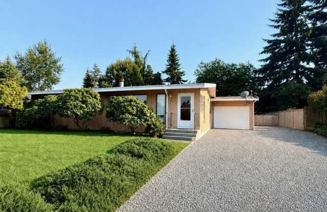 Room to Roam! 3 bed 2 bath Everett house with yard photos photos
