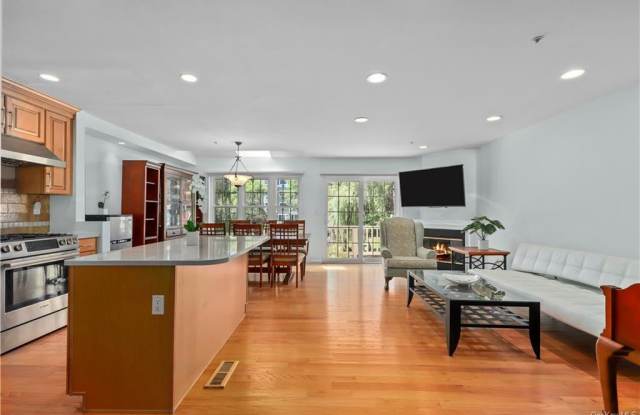 611 Pondside Drive Gallery 2
