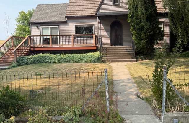 Beautiful 3 bed, 2 bath farmhouse in Colfax on 3 acres! photos photos
