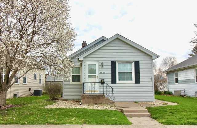 Beautiful 2 bed 1 bathroom home in Rock Island! photos photos