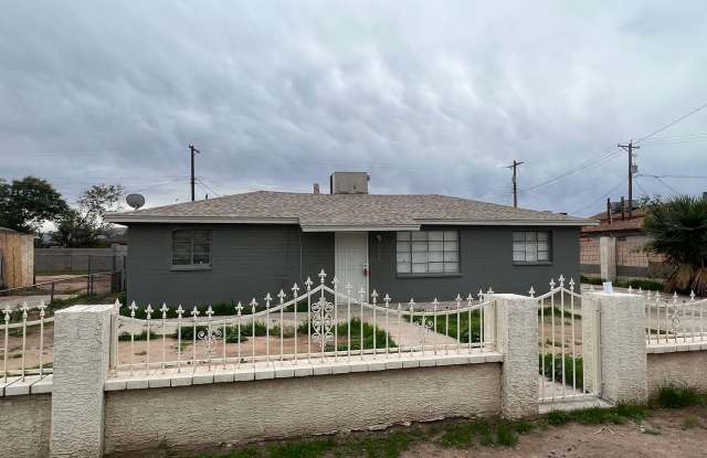 Bright & Comfortable Living in Prime Phoenix Location photos photos