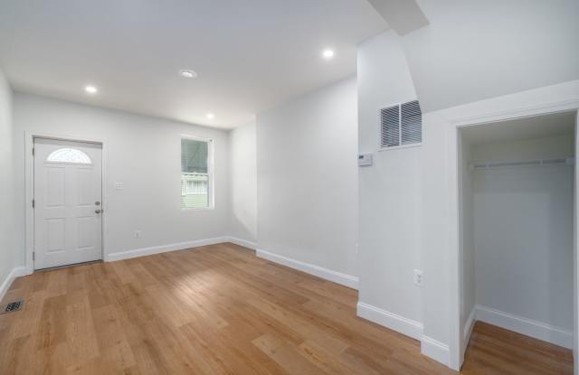 433 W. 23rd St. 4 Bedroom, 3 Bath Townhome with in-law Suite Gallery 3