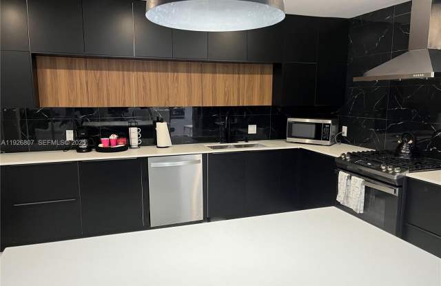 39 SE 7th St - 39 Southeast 7th Street, Dania Beach, FL 33004 39 SE 7th St - 39 Southeast 7th Street, Dania Beach, FL 33004