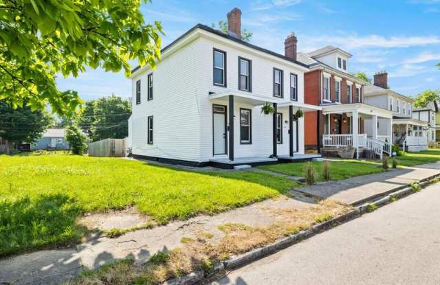 538 Kelton Avenue Gallery 3