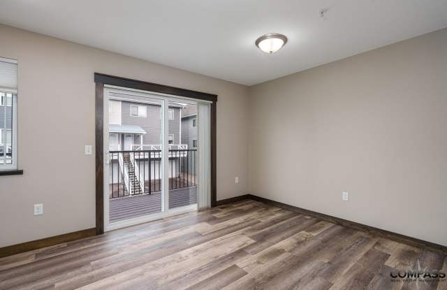SPACIOUS AND MODERN TOWNHOME Gallery 4