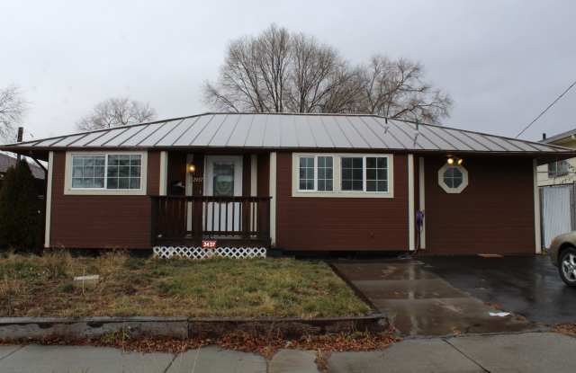 2437 Darrow Ave - 2437 Darrow Avenue, Klamath Falls, OR 97601