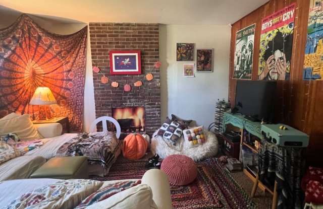 429 N Roosevelt Gallery 3