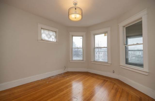 Great 4 Bed Available 9/1/26 Gallery 4