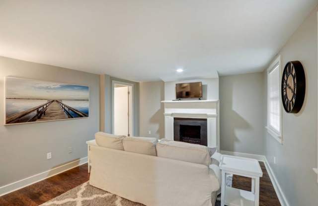 Large Downtown Charlton Street 1BR/1BA Condo Steps From Everything Gallery 4