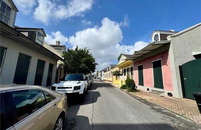 1123 BURGUNDY Street Gallery 3